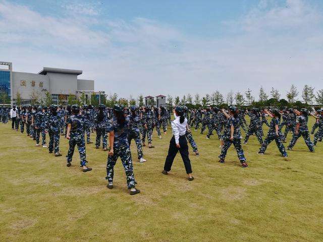 女生捉捕学院兑换码游戏截图