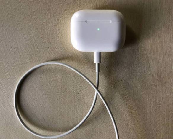 苹果耳机盒充不进电