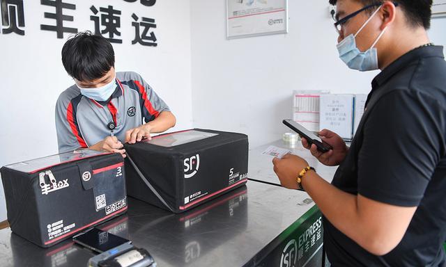 顺丰正排队验货签收